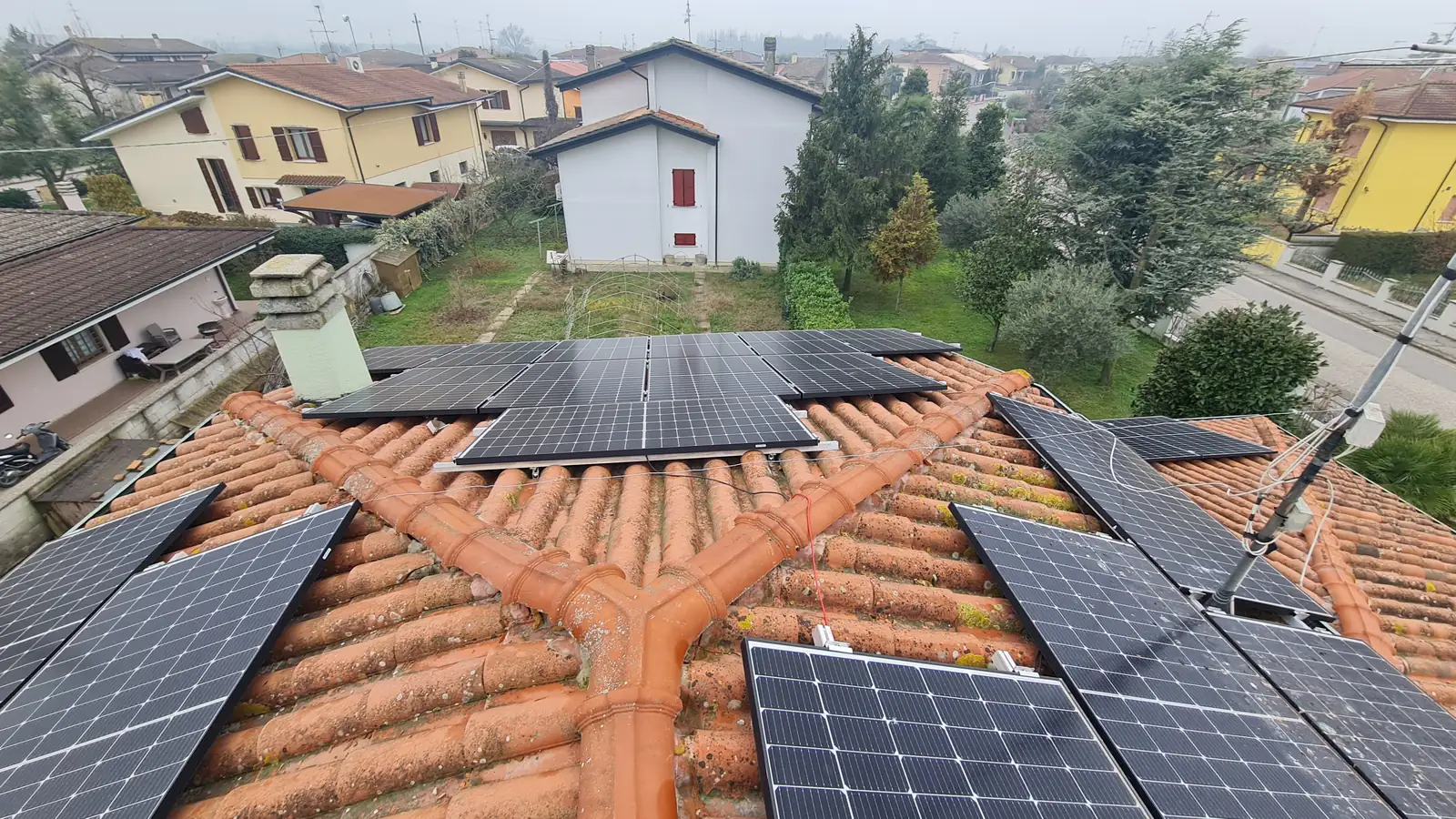 Impianto fotovoltaico residenziale visto dall'alto
